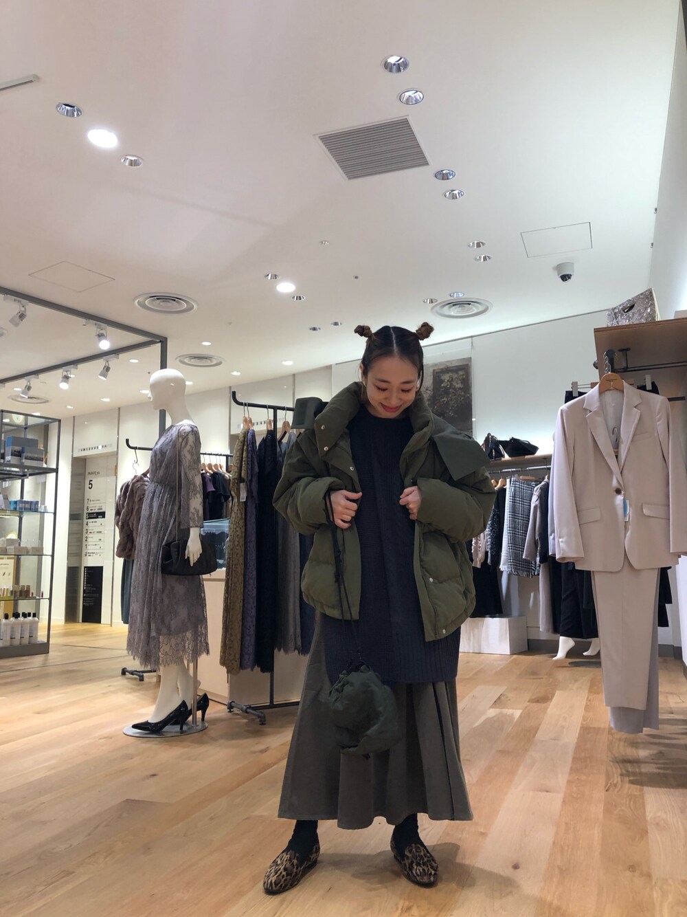 「大人カジュアル、KBF、ダウンジャケット、ママコーデ、ママファッション、低身長、低身長コーデ、スタッフセンバツ、スタッフコーデ、秋冬コーデ」｜「KBFの異素材フードグリーンダウン（ダウンジャケット/コート、グリーン系）」を使った、ｍａｋｉｋｏさん（レディース・149cm）の秋コーディネートの1枚目の写真
