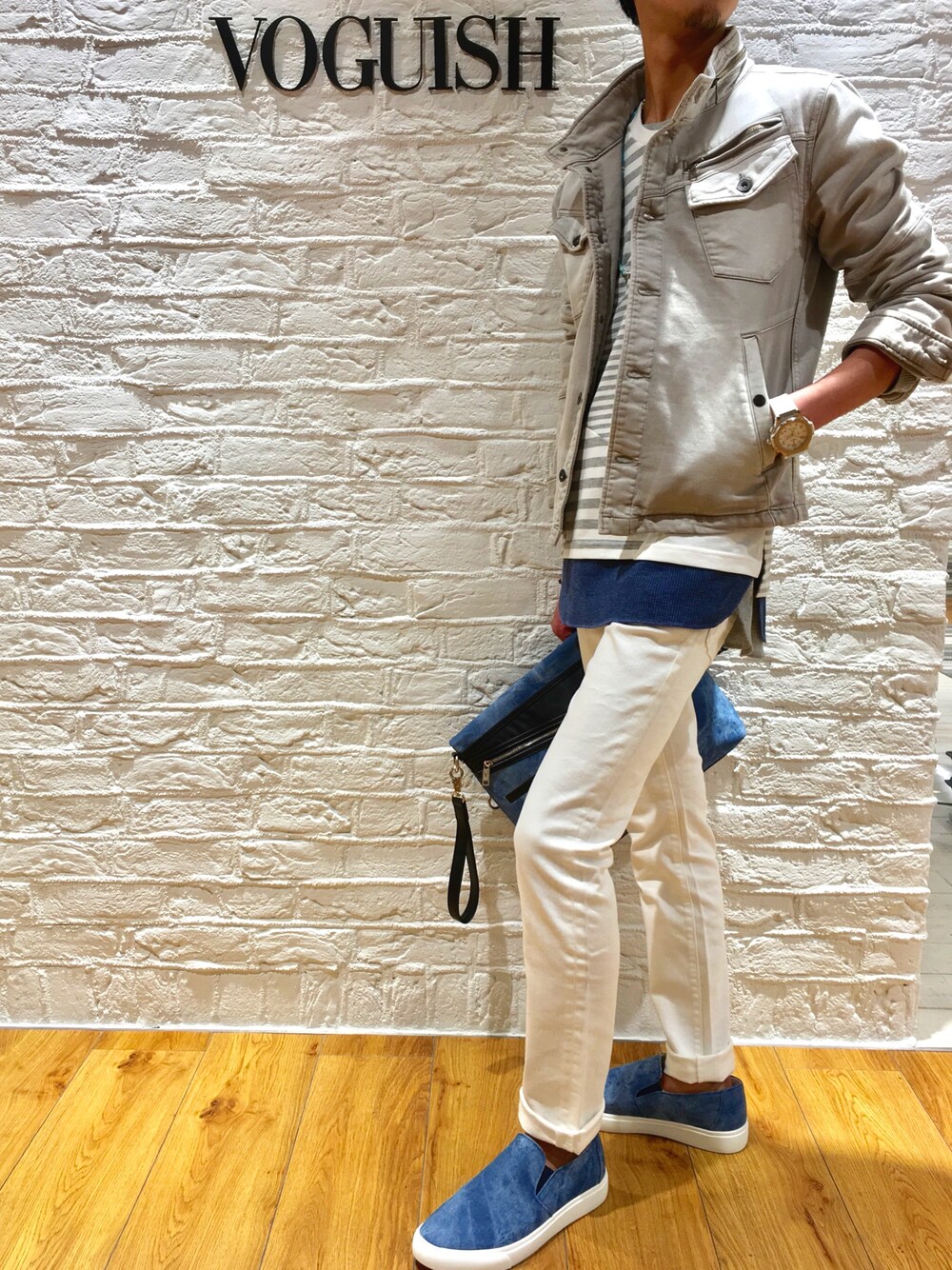 グレー系のミリタリージャケット、ホワイト系のTシャツ/カットソー、ブルー系のタンクトップを着用したメンズの春コーディネートの1枚目の写真