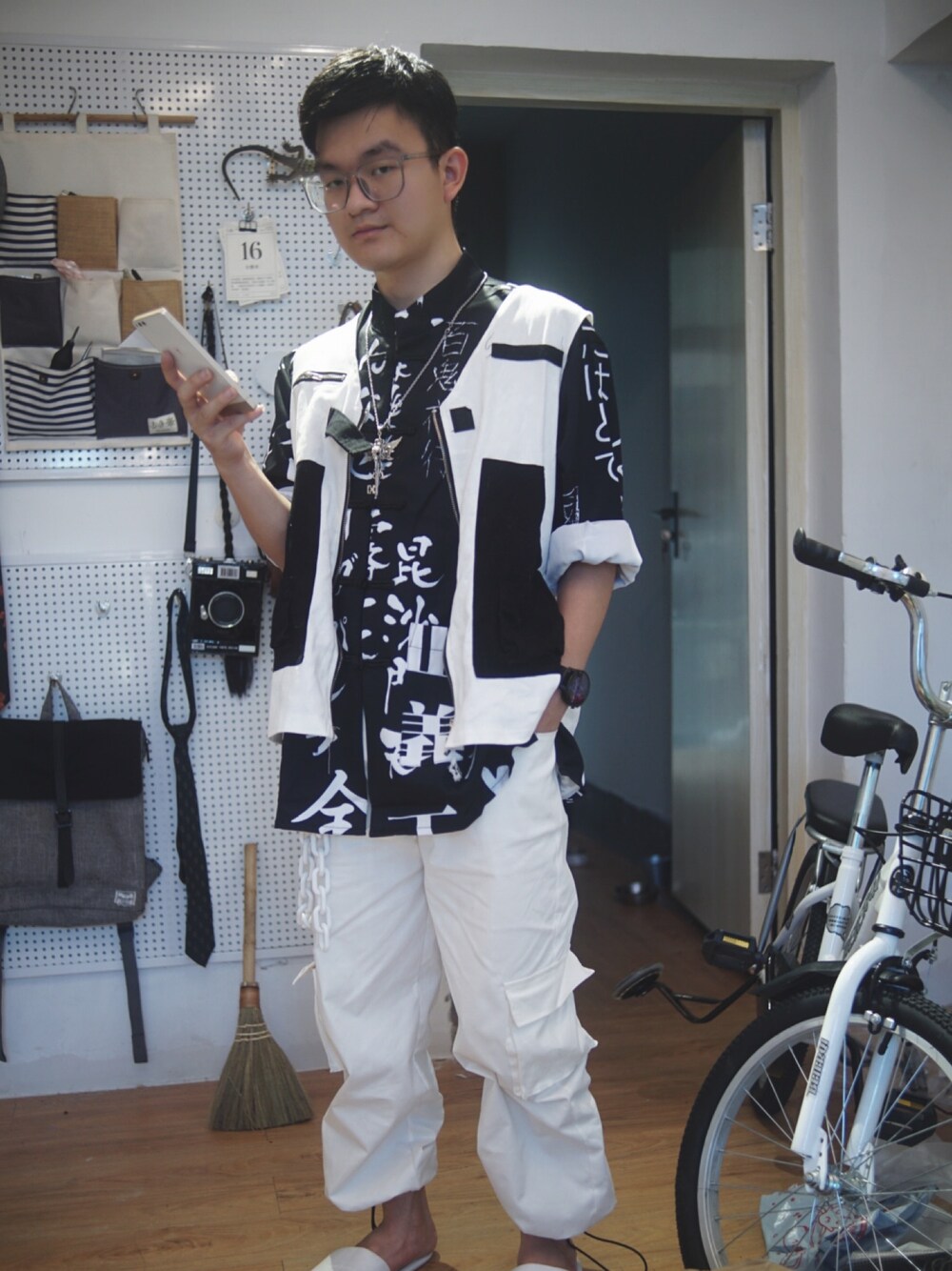 「ootd、夏コーデ、秋のコーデ、秋コーデ、秋服、白Tシャツ、白シャツ、白、黒、黒スキニー」｜「淘宝のアイテム（その他パンツ、ホワイト系）」を使った、神大人さん（メンズ・164cm）の秋コーディネートの1枚目の写真