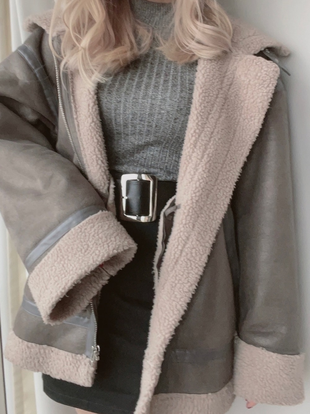 「低身長コーデ、大人コーデ、EMODA、Bershka、MafMof、ブーツ、ミニスカート、ムートンコート、春コーデ、今日のコーデ」｜「EMODAのワイドアームフェイクムートンブルゾン（ムートンコート、グレー系）」を使った、rubyさん（レディース・154cm）の春コーディネートの1枚目の写真