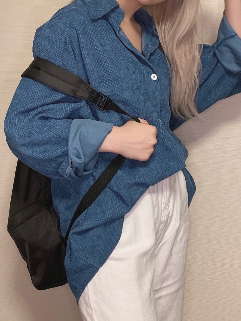 「カジュアル、パンツコーデ、ホワイトパンツ、オーバーサイズ、スニーカー、韓国、学生、Girly Doll、リュック、フィラ」｜「Qoo10のアイテム（シャツ/ブラウス、ブルー系）」を使った、rubyさん（レディース・154cm）の春コーディネートの1枚目の写真
