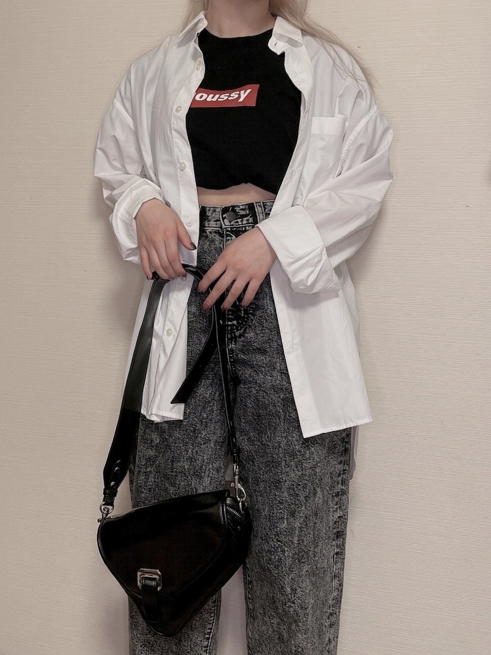 「moussy、GU、EMODA、ワイドパンツ、Tシャツ、シャツスタイル、着回しコーデ、モノトーン、低身長、メンズライク」｜「EMODAのアシンメトリーボディショルダーバッグ（ショルダーバッグ、ブラック系）」を使った、rubyさん（レディース・154cm）の春コーディネートの1枚目の写真