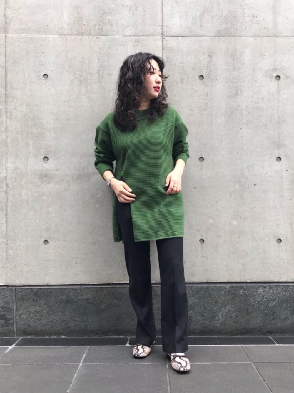 グリーン系のニット/セーター、ブラック系のその他パンツ、その他のバレエシューズを着用したレディースの秋コーディネートの1枚目の写真