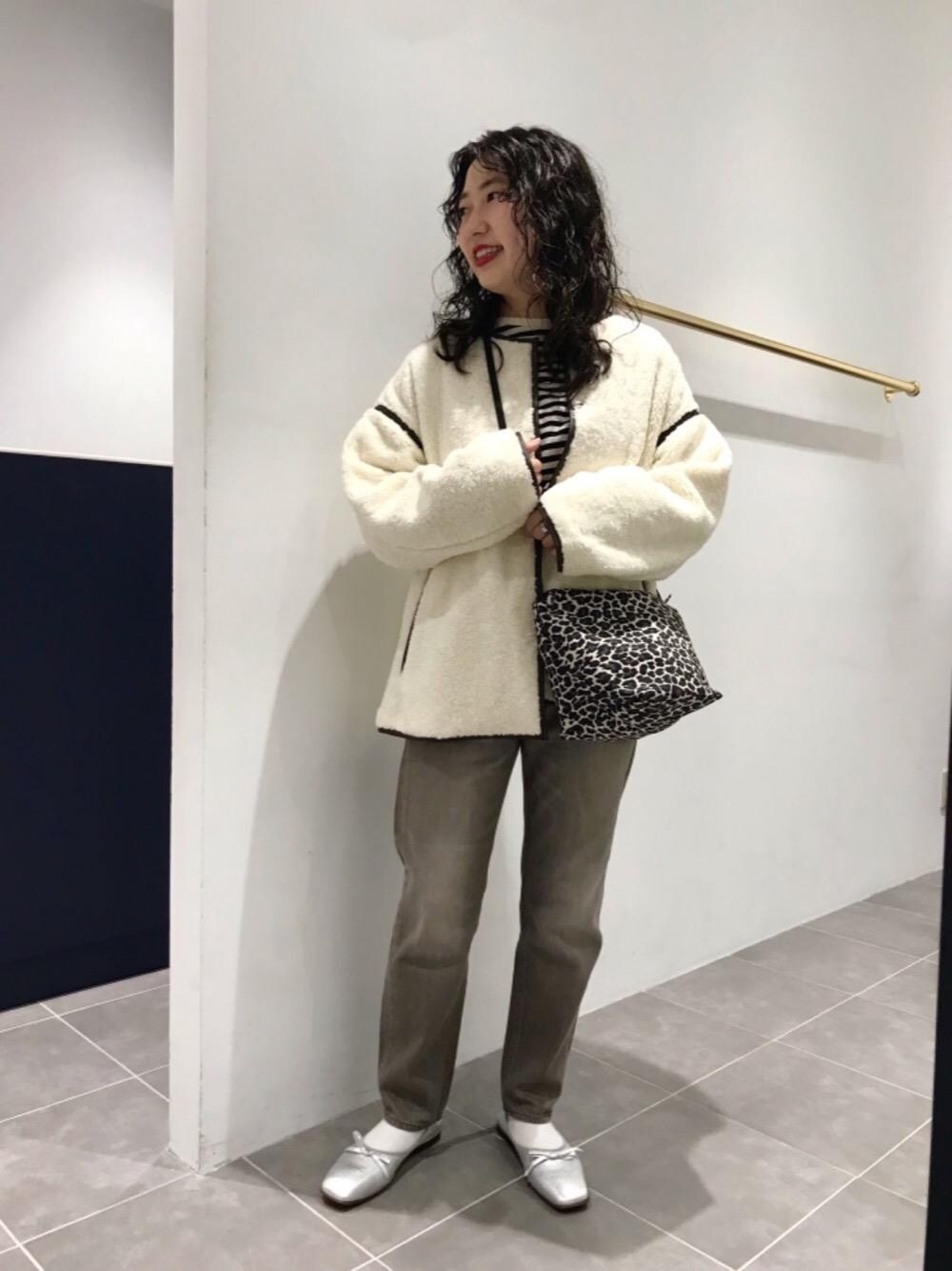 ベージュ系のブルゾン、その他のTシャツ/カットソー、シルバー系のバレエシューズを着用したレディースの秋コーディネートの1枚目の写真