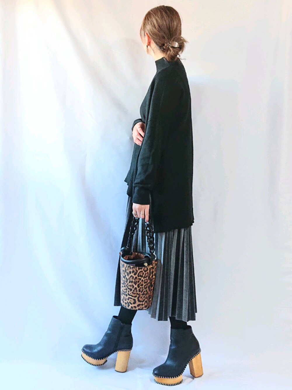 「florist、バケツバッグ、ママコーデ、アラサー、シンプルコーデ、プリーツスカート、ベロアスカート、レオパード、低身長コーデ」｜「floristの【2way】バイカラーバケツ型ビッグチェーンバケツバッグ（ハンドバッグ、その他）」を使った、chimochiiさん（レディース・152cm）の冬コーディネートの1枚目の写真