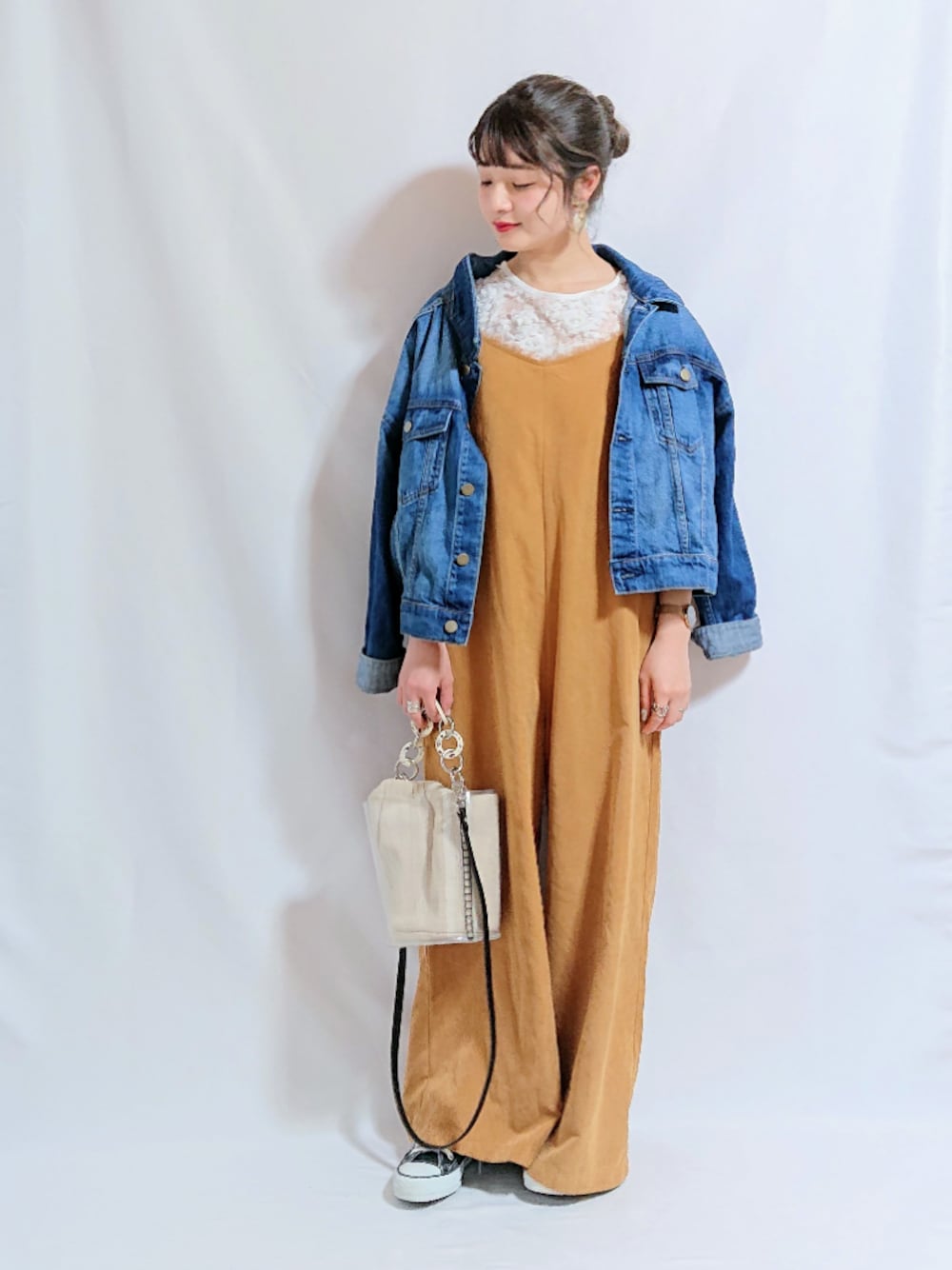 「ママコーデ、春コーデ、オールインワン、低身長、大人カジュアル、デニムジャケット、converse、クリアバッグ」｜「Narcissusの【cheap!!by vaNite】バラコサージュトップス（Tシャツ/カットソー、ホワイト系）」を使った、chimochiiさん（レディース・152cm）の春コーディネートの1枚目の写真