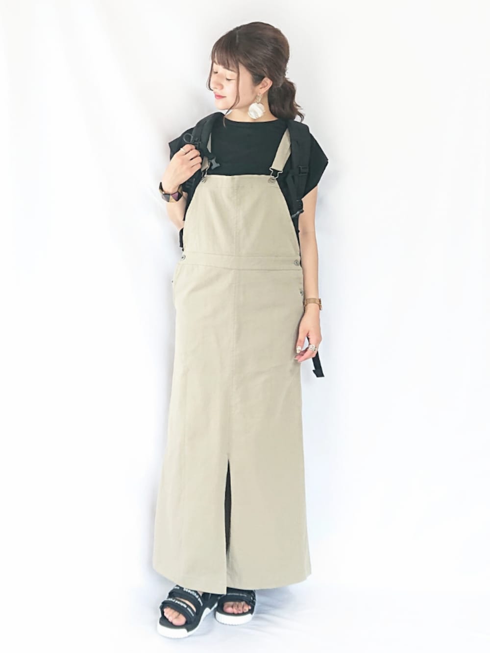 「La-gemme、ジャンパースカート、オトナカジュアル、低身長、152cm、ママコーデ、スポーツサンダル、バックバック、夏コーデ」｜「antiquaのシェルモチーフピアス（ピアス（両耳用）、ゴールド系）」を使った、chimochiiさん（レディース・152cm）の夏コーディネートの1枚目の写真