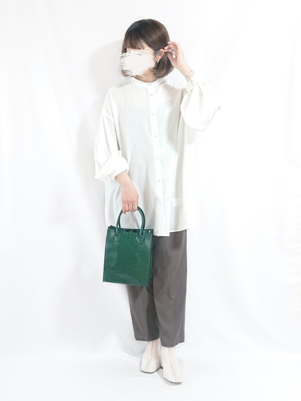 ブラウン系のキャミソール、ホワイト系のシャツ/ブラウス、ベージュ系のブーツを着用したレディースの春コーディネートの1枚目の写真