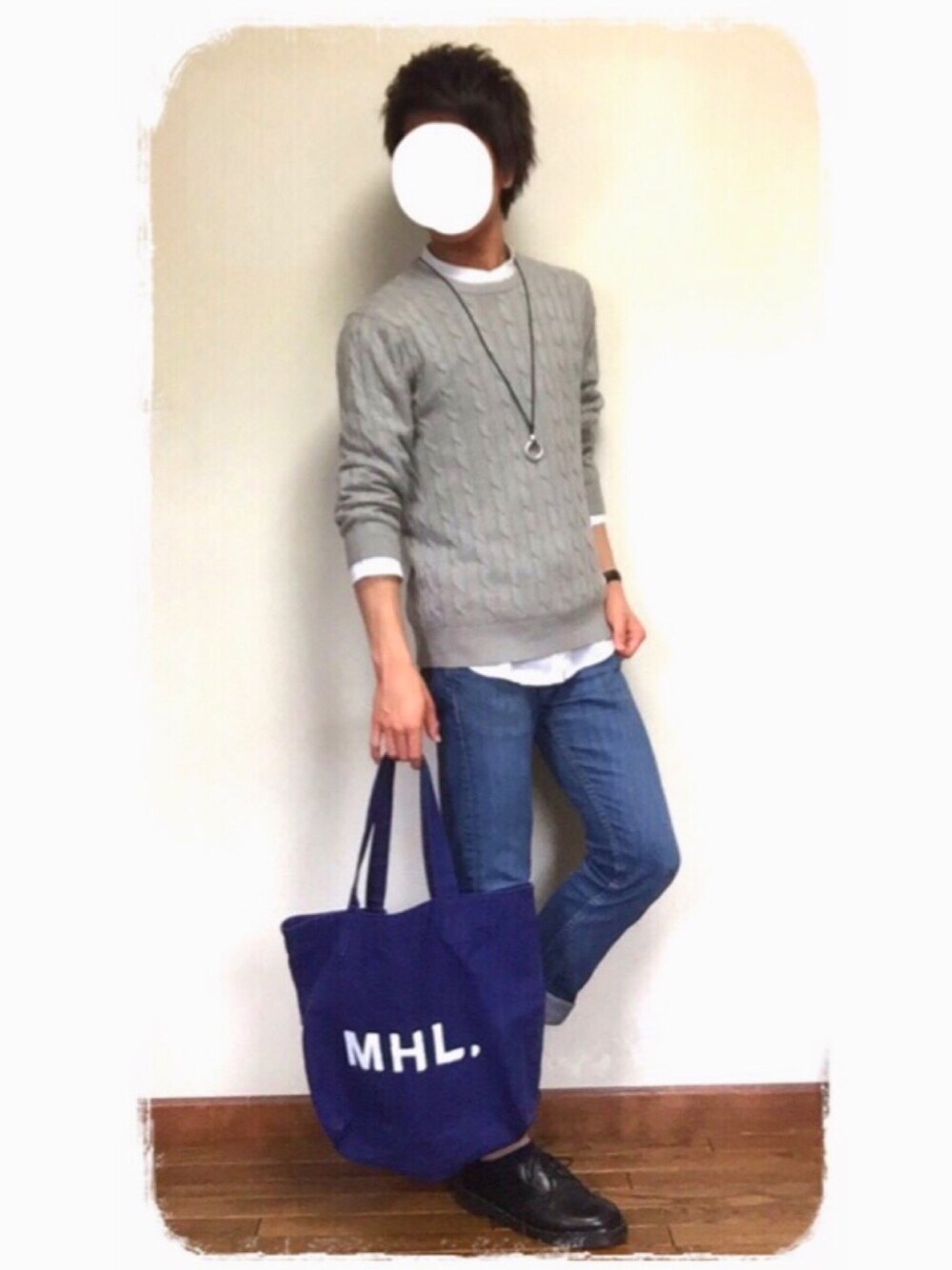 「カジュアル、休日スタイル、ブラック、ロールアップ、レイヤードスタイル、お花見、スキニーデニム、MHL.、トートバッグ、シンプル」｜「MHL.の・HEAVY CANVAS（トートバッグ、ブルー系）」を使った、あしゅんさん（メンズ・172cm）の春コーディネートの1枚目の写真