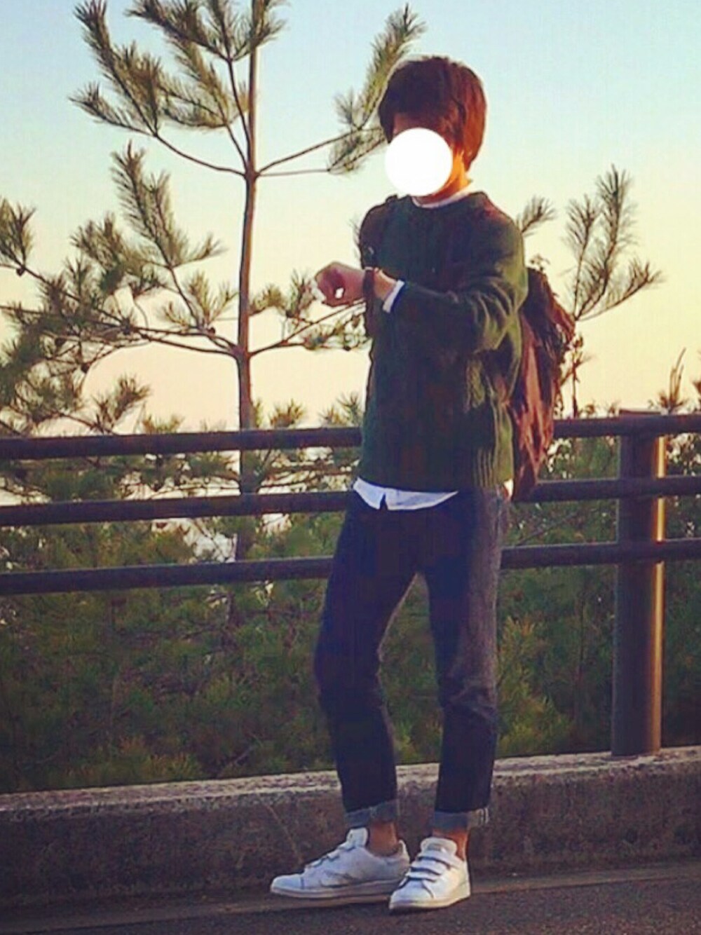 「カジュアルコーデ、春、ootd、デニム、ロールアップ、ニット、GU、UNIQLO、プチプラ、adidas」｜「GUのアイテム（ニット/セーター、グリーン系）」を使った、あしゅんさん（メンズ・172cm）の春コーディネートの1枚目の写真