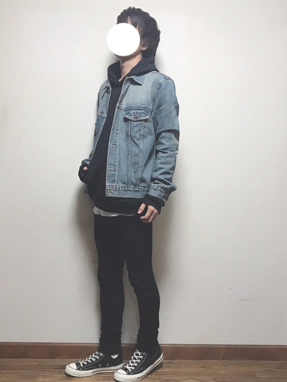 「黒スキニー、LIDnM、シンプル、カジュアル、デニム、レイヤードスタイル、パーカー、スキニーデニム、ストリート、converse」｜「LIDNMのiSKOハイストレッチスキニー（デニムパンツ、ブラック系）」を使った、あしゅんさん（メンズ・172cm）の秋コーディネートの1枚目の写真