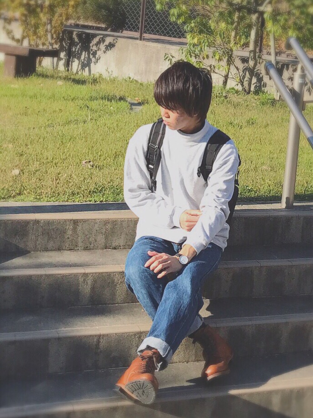 「休日スタイル、秋コーデ、デニム、プチプラ、アメカジ、UNIQLO、ロールアップ、RED WING、Daniel Wellington、シンプル」｜「UNIQLO Uのアイテム（Tシャツ/カットソー、グレー系）」を使った、あしゅんさん（メンズ・172cm）の秋コーディネートの1枚目の写真