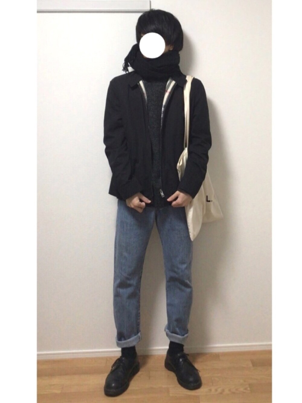 「デニム、マフラー、UNIQLO、黒、モノトーン、オーバーサイズ、古着MIX、Levi's、burberry、オトナカジュアル」｜「BURBERRYのアイテム（ブルゾン、ブラック系）」を使った、あしゅんさん（メンズ・172cm）の冬コーディネートの1枚目の写真