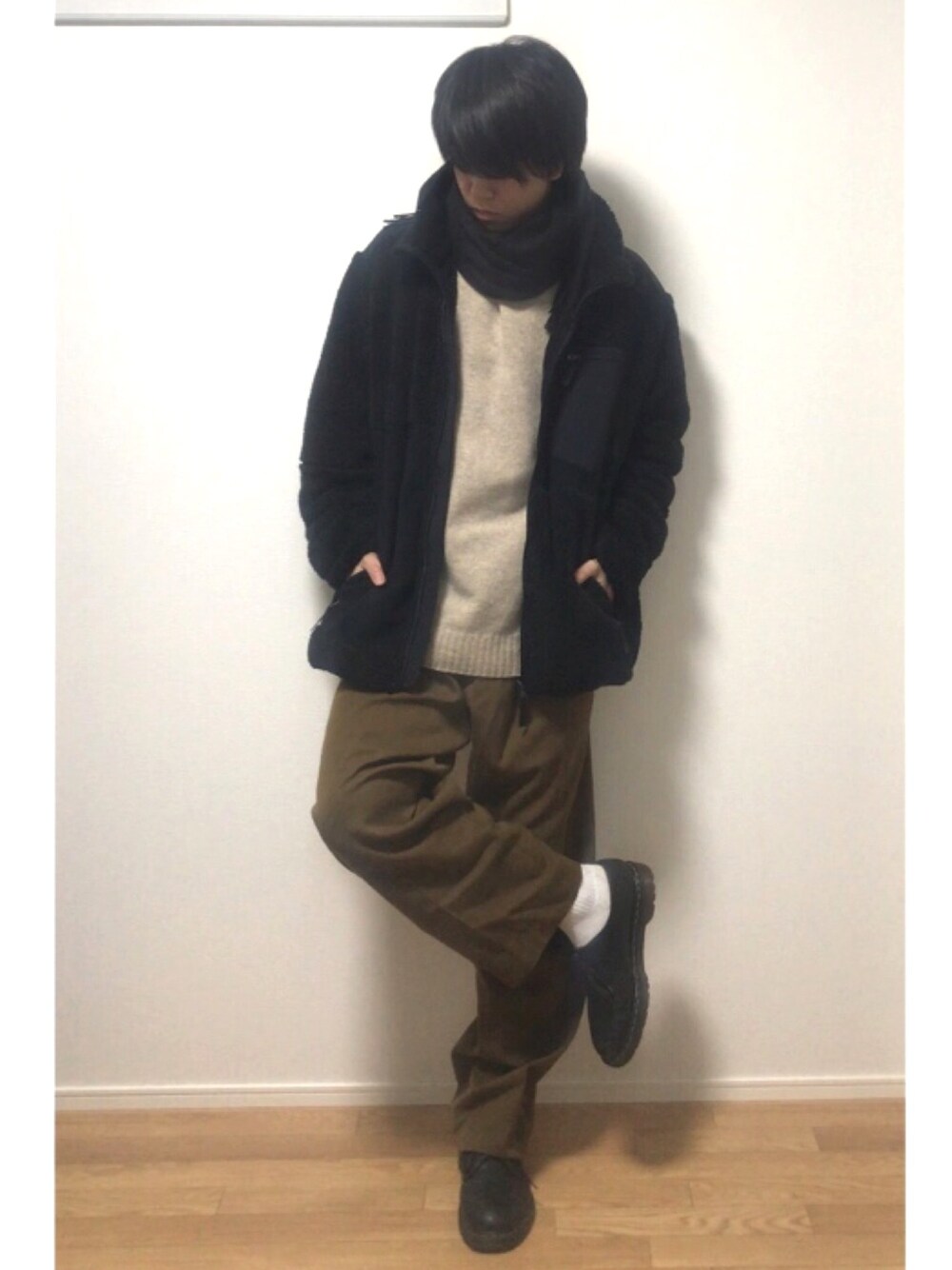 「ボア、黒、Dr.Martens、ユニクロ、ワイドパンツ、アースカラー、ラフ、プチプラコーデ、カジュアルコーデ、古着コーデ」｜「UNIQLOのフリースコンビネーションジャケット（その他アウター、ブラック系）」を使った、あしゅんさん（メンズ・172cm）の冬コーディネートの1枚目の写真