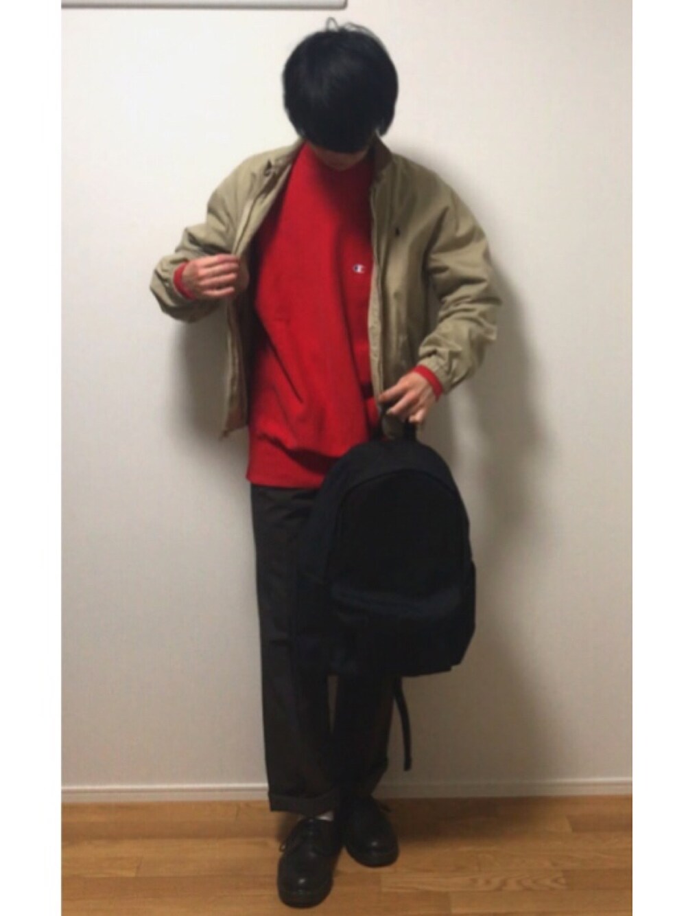 「シンプル、ベージュ、UNIQLO、無印良品、Dr.Martens、Champion、古着MIX、ラルフローレン、古着コーデ、ブラウン色に染まれ」｜「Championのアイテム（スウェット、レッド系）」を使った、あしゅんさん（メンズ・172cm）の冬コーディネートの1枚目の写真