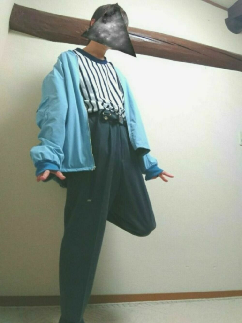 ブルー系のMA-1、ブラック系のスラックス、ブルー系のTシャツ/カットソーを着用したメンズの春コーディネートの1枚目の写真
