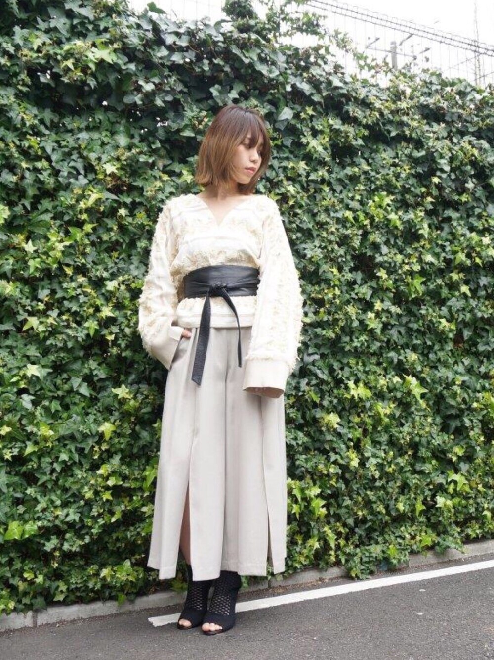 「大人カジュアル、サッシュベルト、ウエストマーク、spring、vintage style、NINE、ナイン」｜「NINEのカットジャカードブラウス　　（シャツ/ブラウス、ベージュ系）」を使った、NINE    STAFFさん（レディース・155cm）の春コーディネートの1枚目の写真