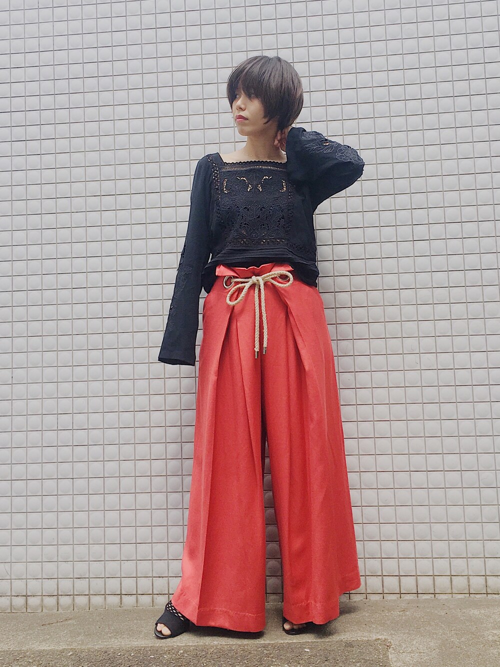「ootd、大人カジュアル、outfit、ワイドパンツ、レース、赤、NINE、ナイン」｜「NINEのカットワークブラウス（トップス、ホワイト系）」を使った、NINE    STAFFさん（レディース・155cm）の春コーディネートの1枚目の写真
