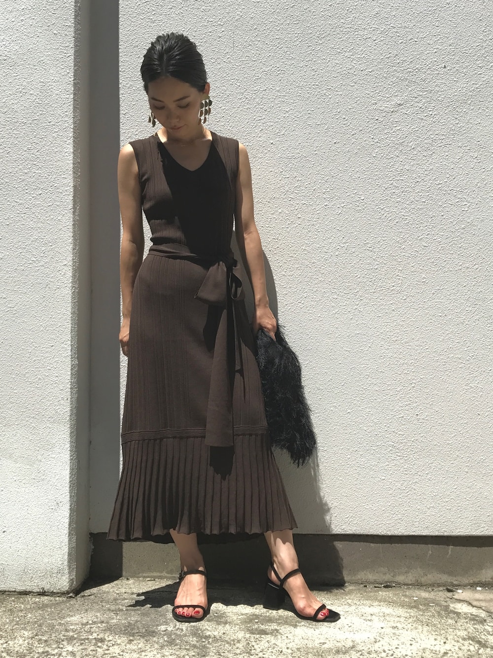 「夏、大人カジュアル、シンプルコーデ、秋、ママコーデ、オトナ女子、ノースリーブ、ワンピース、ブラウン、NINE」｜「NINEのベルテッドニットワンピ（ワンピース、ブラウン系）」を使った、NINE    STAFFさん（レディース・160cm）の夏コーディネートの1枚目の写真