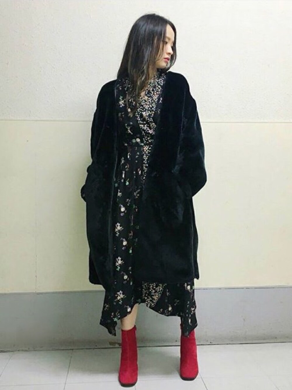 「冬、アウター、ボア、ボアコート、花柄、ワンピース、大人コーデ、リバーシブル、NINE」｜「NINEのリバーシブルボアコート（ダウンジャケット/コート、ブラック系）」を使った、NINE    STAFFさん（レディース・160cm）の秋コーディネートの1枚目の写真