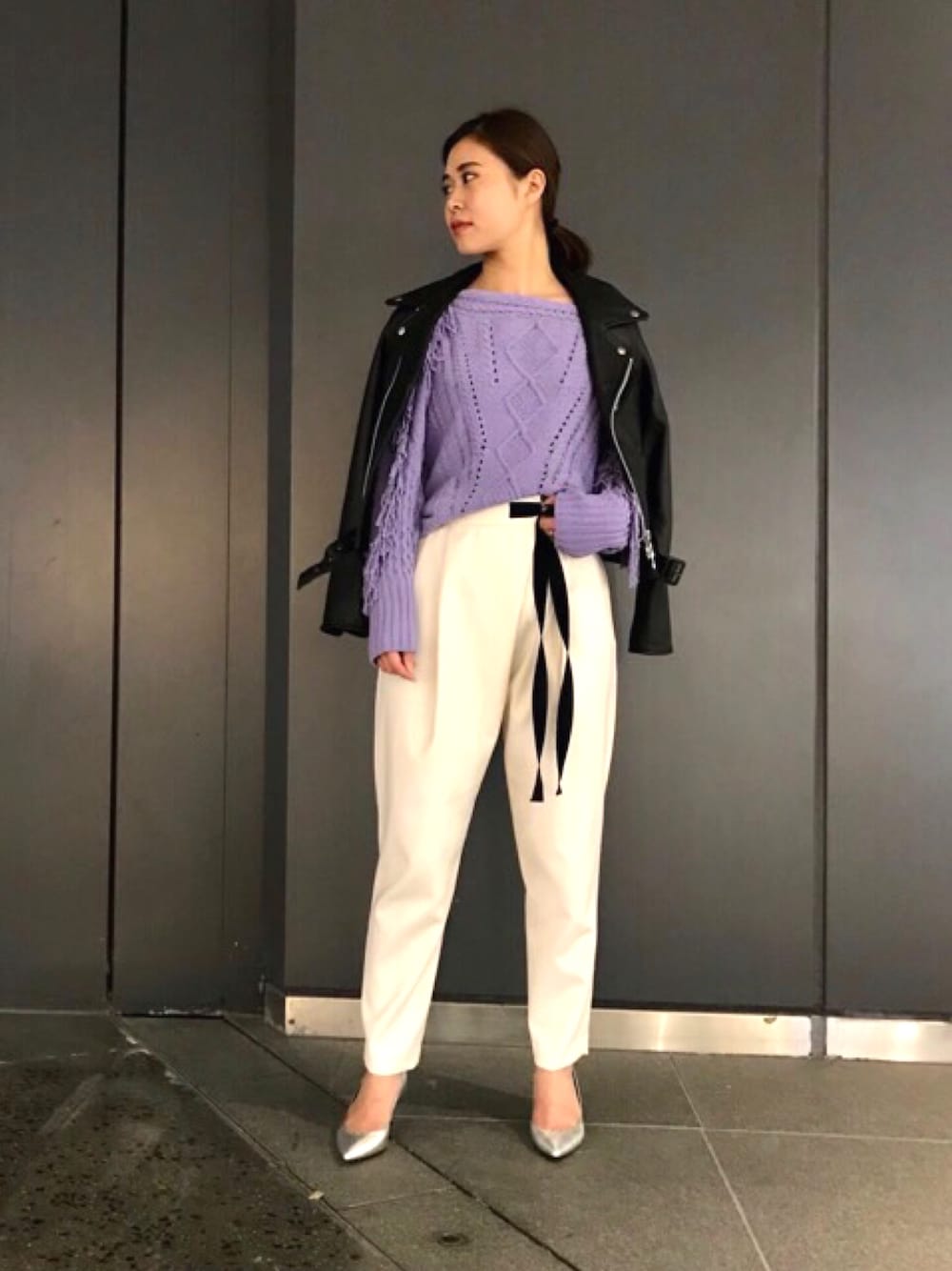 パープル系のニット/セーター、ホワイト系のその他パンツ、ブラック系のライダースジャケットを着用したレディースの秋コーディネートの1枚目の写真