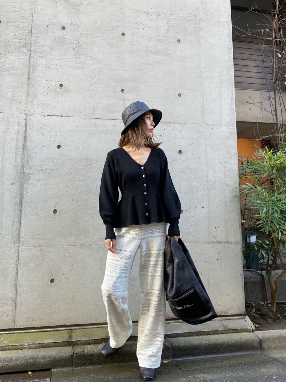 「オトナカジュアル、春、休日スタイル、ootd、パンツスタイル、大人女子、ナイン、NINE」｜「NINEのブークレーパフラムカーディガン（カーディガン/ボレロ、ブラック系）」を使った、NINE    STAFFさん（レディース・155cm）の冬コーディネートの1枚目の写真
