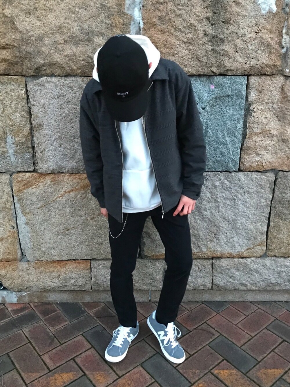 「モノトーンコーデ、キャップ、ウォレットチェーン、グレンチェック」｜「BEAUTY&YOUTH UNITED ARROWSのBY B&Y ロゴ キャップ（キャップ、ブラック系）」を使った、natsuki（夏輝）さん（メンズ・167cm）の冬コーディネートの1枚目の写真