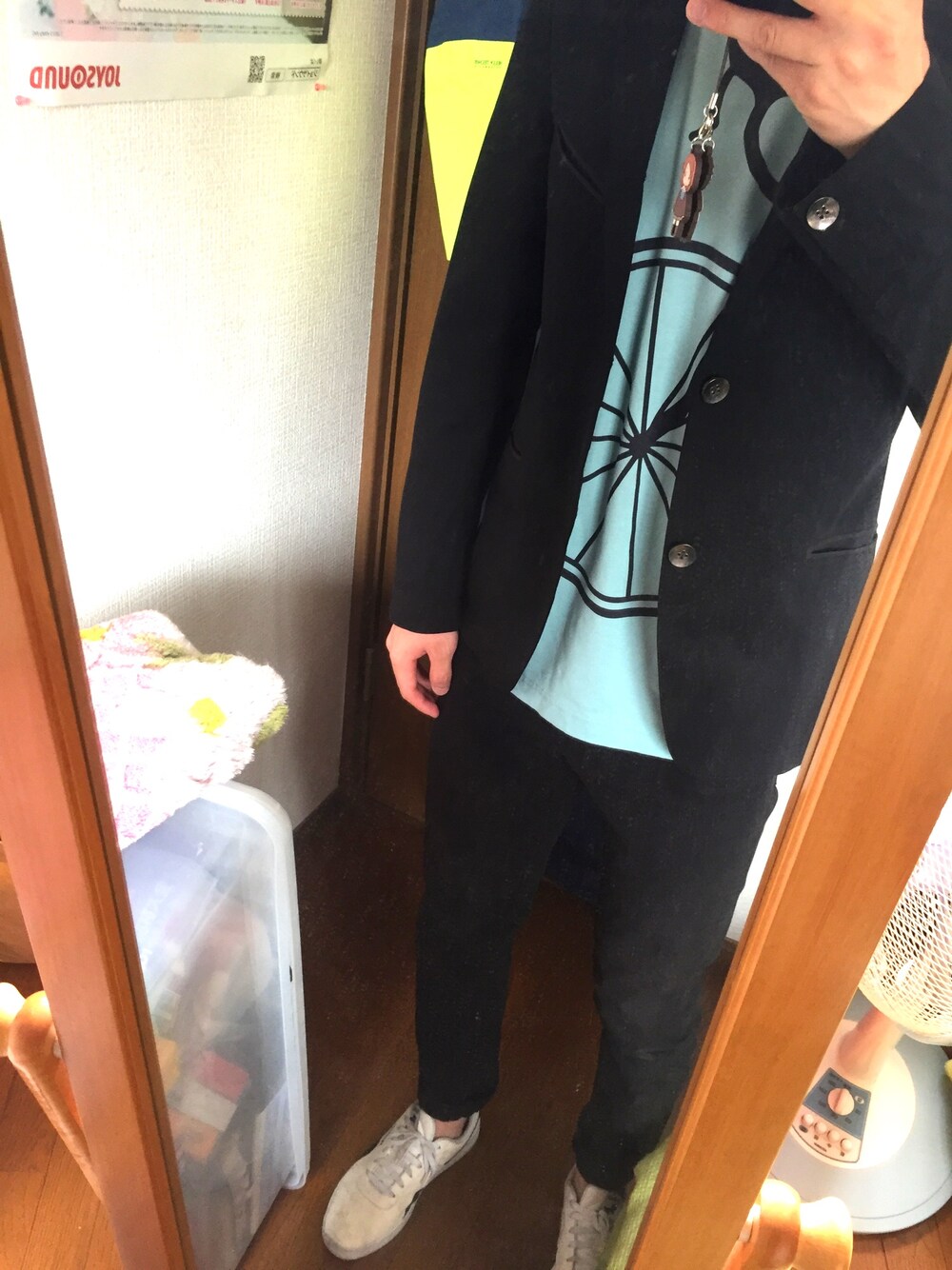 ホワイト系のスニーカー、ブラック系のその他パンツ、ブルー系のTシャツ/カットソーを着用したメンズの春コーディネートの1枚目の写真
