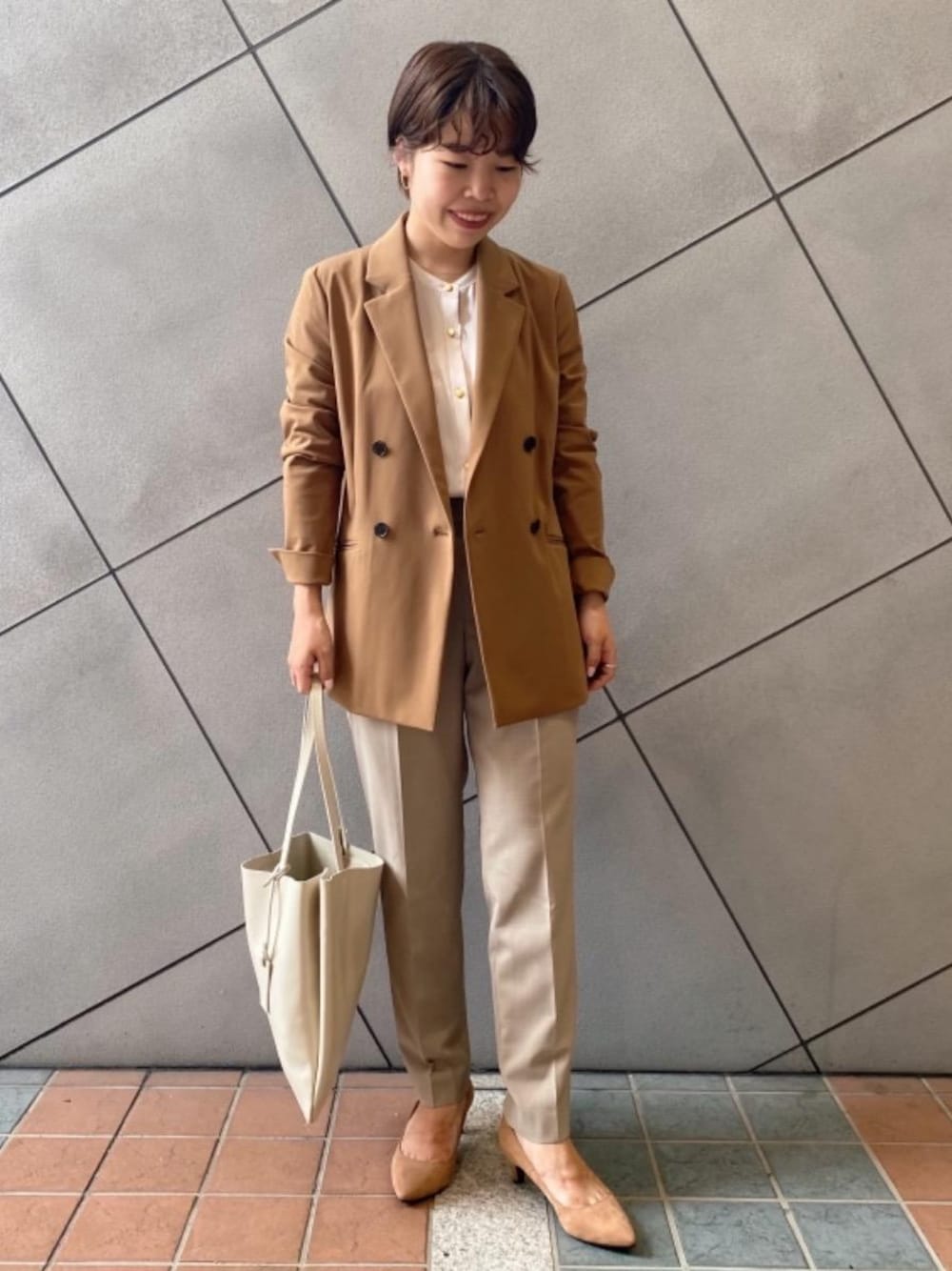 「ジャケット、シューズ、ビジネス、シャツ/ブラウス、👟バッグ、□骨格ストレート」｜「green label relaxingのポインテッド プレーン パンプス(5cmヒール)（パンプス、ブラウン系）」を使った、tokioka_hさん（レディース・150cm）の夏コーディネートの1枚目の写真