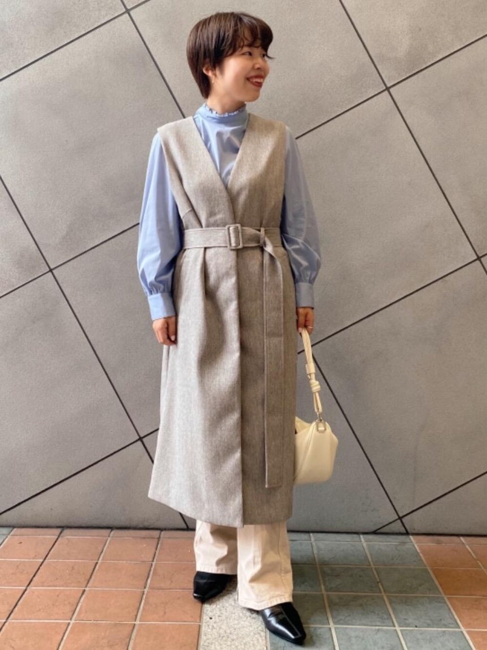 「シューズ、デニムパンツ、シャツ/ブラウス、👟バッグ、□骨格ストレート」｜「green label relaxingの＜Et/clo(エックロ)＞ クロワッサン 3WAY ショルダー ハンド バッグ（ショルダーバッグ、ホワイト系）」を使った、tokioka_hさん（レディース・150cm）の夏コーディネートの1枚目の写真