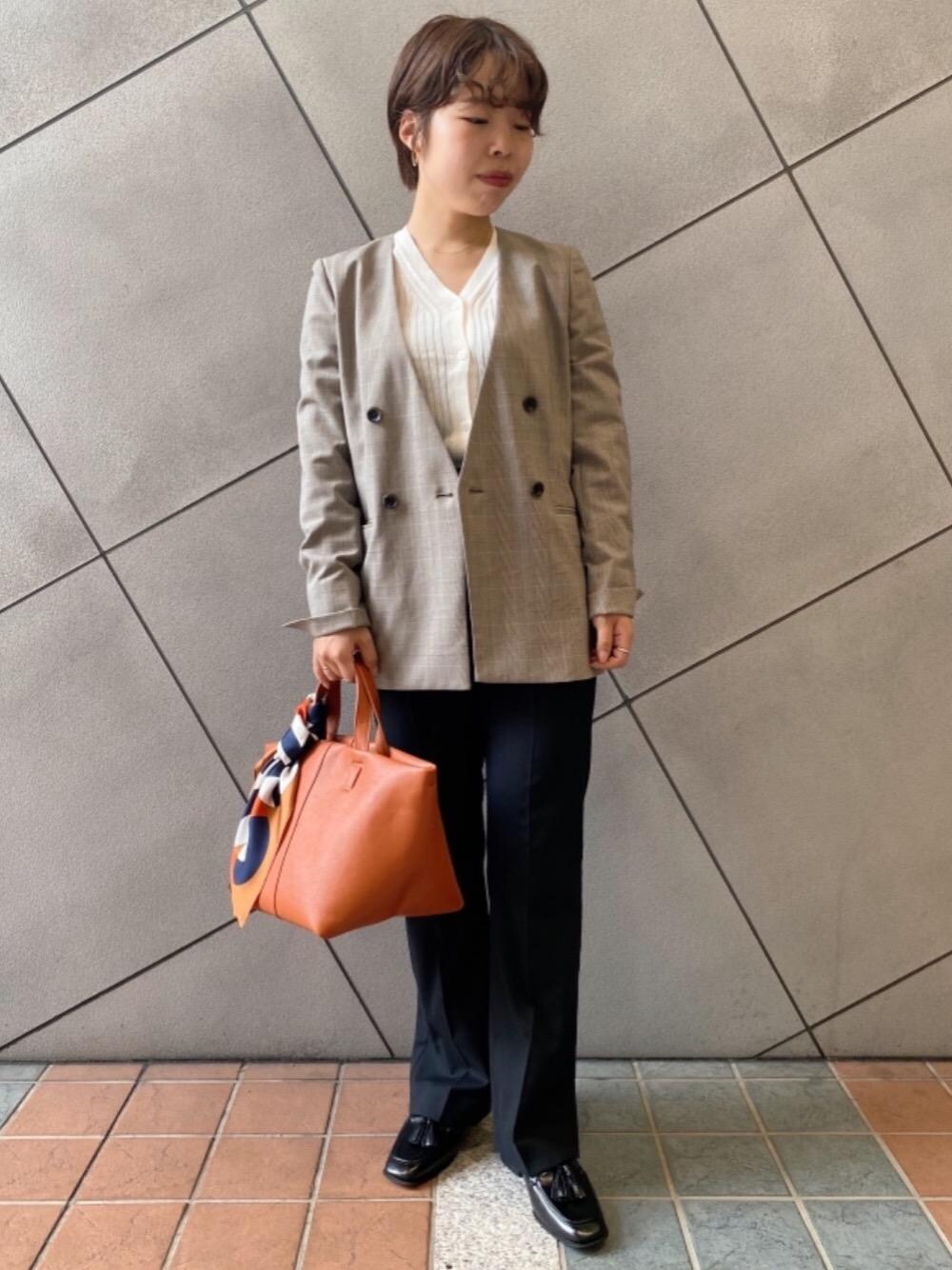 「ジャケット、シューズ、ビジネス、👟バッグ、ニット/セーター、ぱんつ、□骨格ストレート」｜「green label relaxingのスクエア タッセル ローファー(3cmヒール)（ローファー、ブラック系）」を使った、tokioka_hさん（レディース・150cm）の夏コーディネートの1枚目の写真