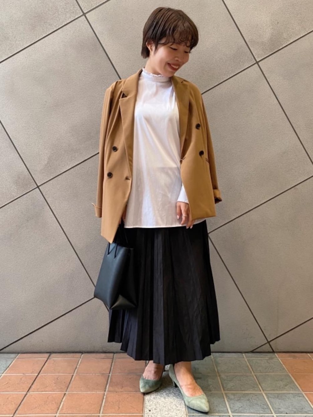 「ジャケット、スカート、シューズ、フェミニン、ビジネス、シャツ/ブラウス、👟バッグ、□骨格ストレート」｜「green label relaxingのポインテッド プレーン パンプス(5cmヒール)（パンプス、グリーン系）」を使った、tokioka_hさん（レディース・150cm）の夏コーディネートの1枚目の写真