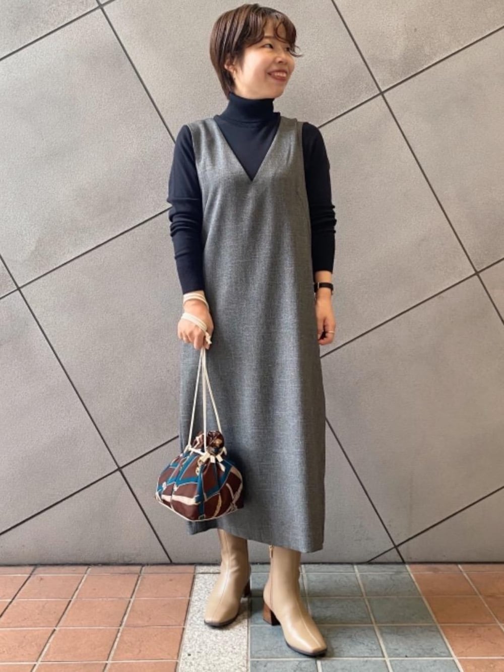 「ワンピース、シューズ、フェミニン、👟バッグ、ニット/セーター、□骨格ストレート」｜「green label relaxingの【本田翼さん着用】＜Et/clo(エックロ)＞ドロスト 2WAY 巾着 ショルダー バッグ（ショルダーバッグ、ブラウン系）」を使った、tokioka_hさん（レディース・150cm）の秋コーディネートの1枚目の写真