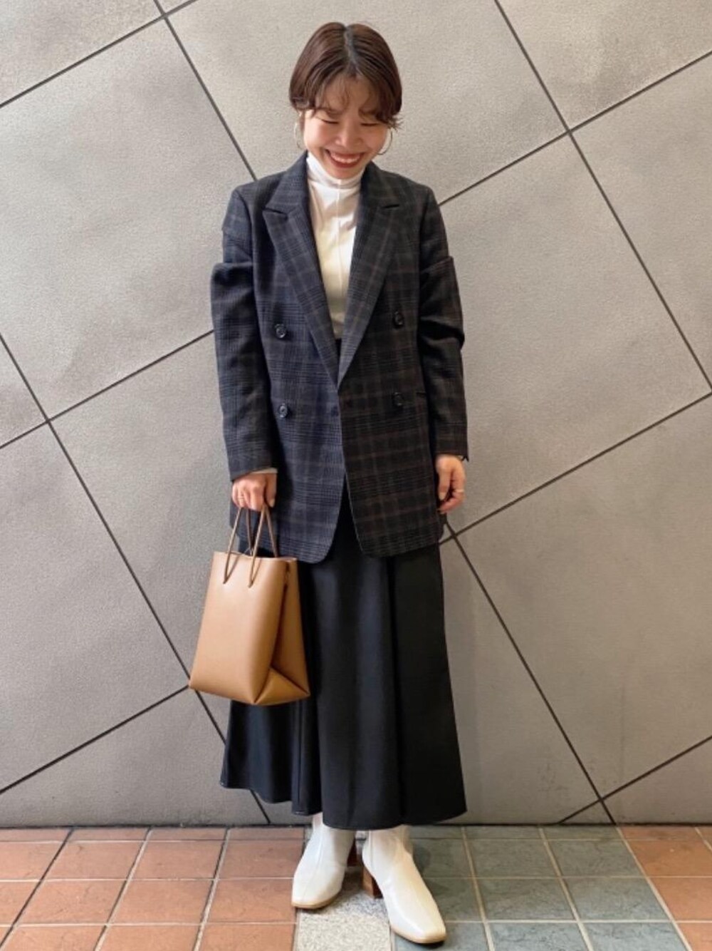 「ジャケット、スカート、シューズ、Tシャツ/カットソー、👟バッグ、□骨格ストレート」｜「green label relaxingのMINI SHPG 2WAY バッグ（ショルダーバッグ、ベージュ系）」を使った、tokioka_hさん（レディース・150cm）の秋コーディネートの1枚目の写真