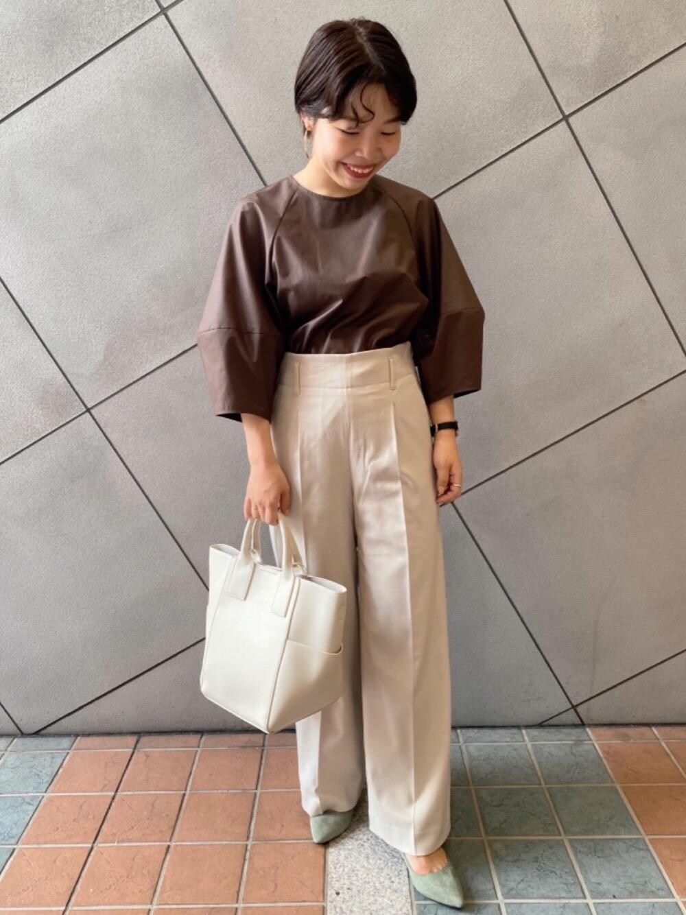 「シューズ、フェミニン、ビジネス、シャツ/ブラウス、👟バッグ、ぱんつ、□骨格ストレート」｜「green label relaxingのポインテッド プレーン パンプス(5cmヒール)（パンプス、グリーン系）」を使った、tokioka_hさん（レディース・150cm）の秋コーディネートの1枚目の写真