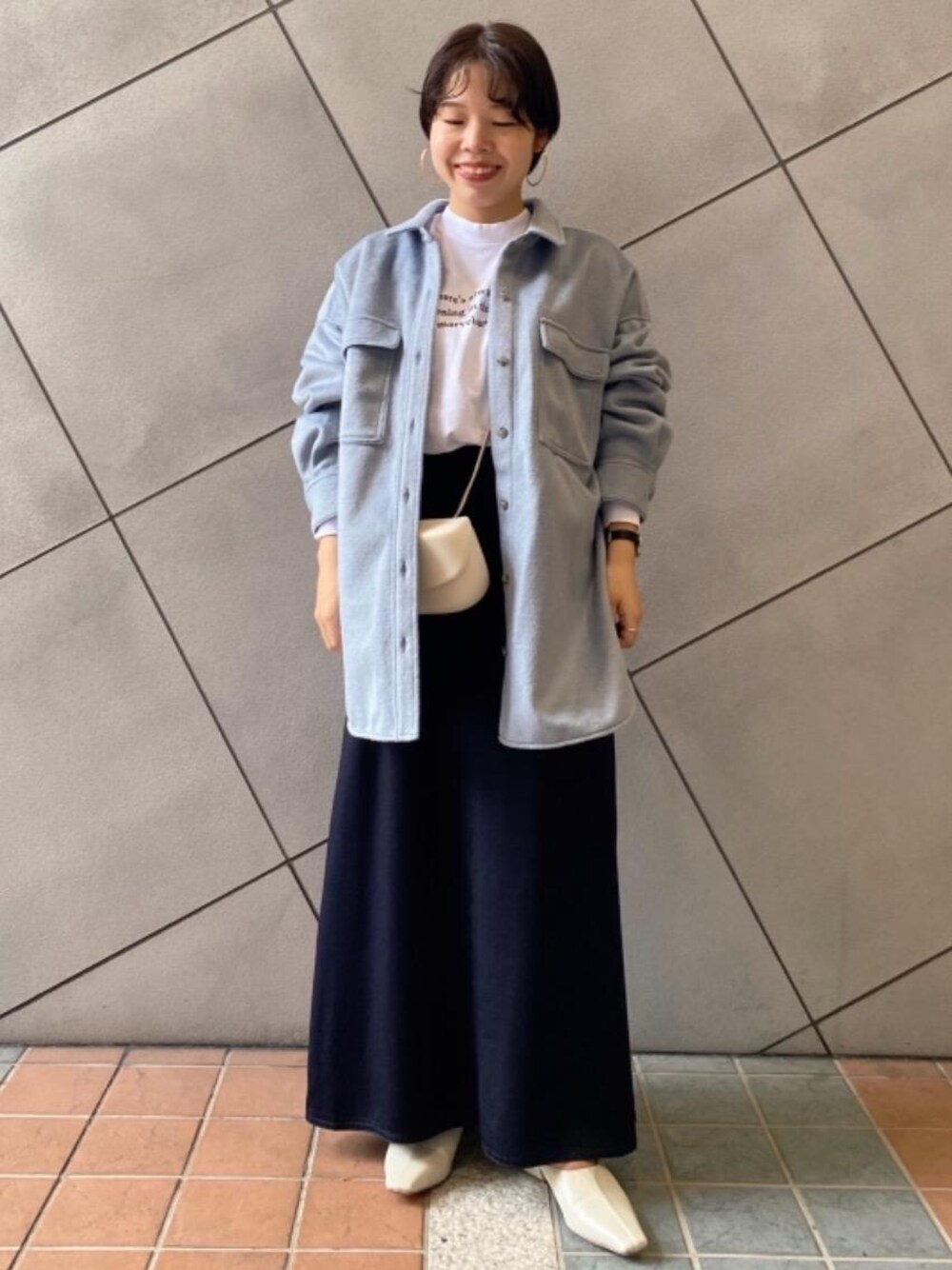 「スカート、リラックス、シューズ、Tシャツ/カットソー、□骨格ストレート」｜「green label relaxingの＜Et/clo(エックロ)＞ サドル P/W 2WAY バッグ（ショルダーバッグ、ホワイト系）」を使った、tokioka_hさん（レディース・150cm）の秋コーディネートの1枚目の写真