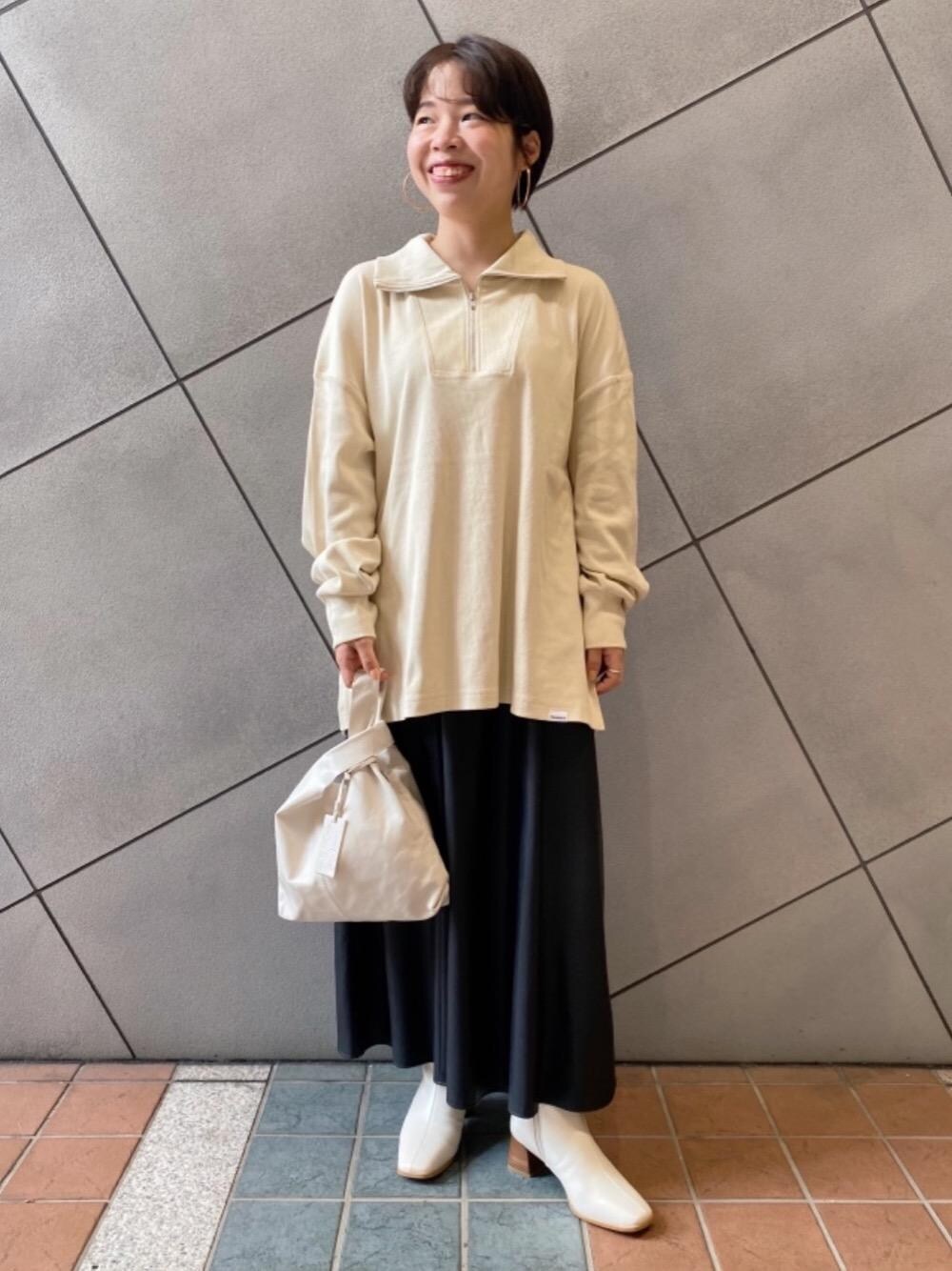 「スカート、シューズ、Tシャツ/カットソー、👟バッグ、■Tanacana、□骨格ストレート」｜「marco masiの＜MARCO MASI(マルコマージ)＞ マーケット ミニ ショルダー ハンド バッグ（ショルダーバッグ、ベージュ系）」を使った、tokioka_hさん（レディース・150cm）の秋コーディネートの1枚目の写真