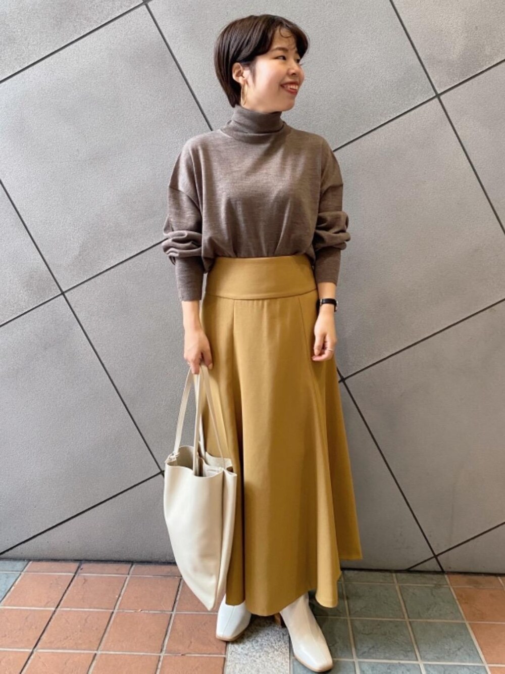 「スカート、シューズ、フェミニン、ビジネス、👟バッグ、ニット/セーター、□骨格ストレート」｜「green label relaxingの【本田翼さん着用】＜Oggi×green label relaxing＞[7days]スクエア ショートブーツ(5.5cmヒール) -撥水-（ブーツ、ホワイト系）」を使った、tokioka_hさん（レディース・150cm）の秋コーディネートの1枚目の写真