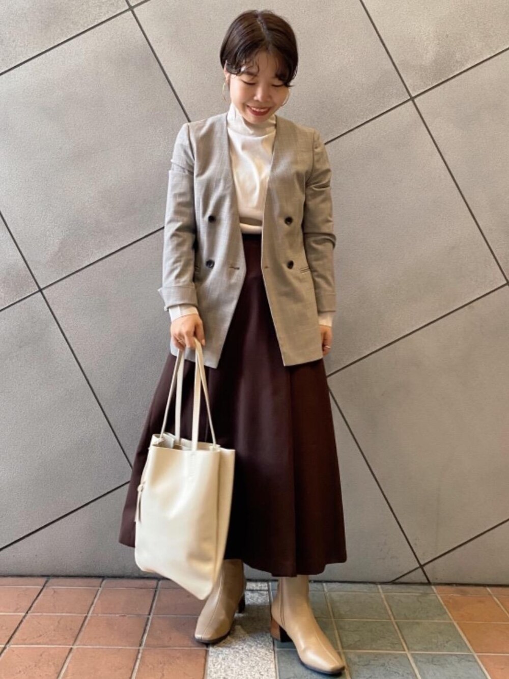 「ジャケット、スカート、シューズ、ビジネス、👟バッグ、□骨格ストレート」｜「green label relaxingのカチリラ ノーラペル ダブル ジャケット -ウォッシャブル- -ストレッチ- -防シワ-（ノーカラージャケット、その他）」を使った、tokioka_hさん（レディース・150cm）の秋コーディネートの1枚目の写真
