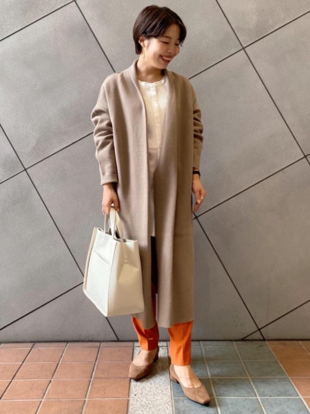 「カーディガン、シューズ、ビジネス、シャツ/ブラウス、👟バッグ、ぱんつ、□骨格ストレート」｜「green label relaxingのスクエア プレーン パンプス(3cmヒール) -撥水-（パンプス、ブラウン系）」を使った、tokioka_hさん（レディース・150cm）の秋コーディネートの1枚目の写真