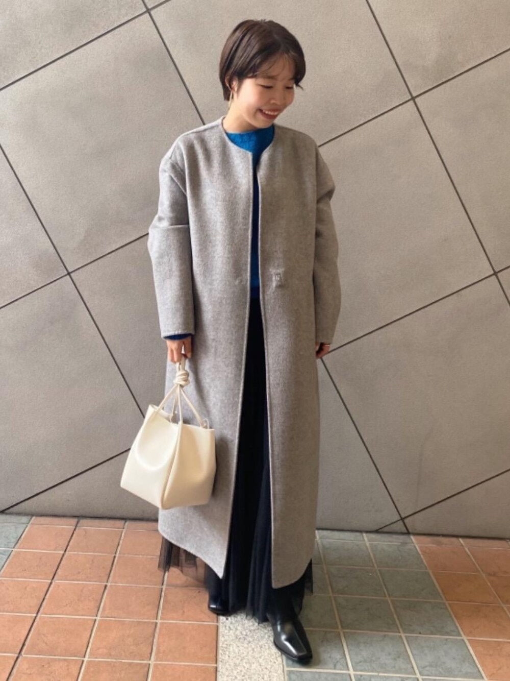 「アウター、スカート、シューズ、👟バッグ、ニット/セーター、□骨格ストレート」｜「green label relaxingのLT WT ロング ショルダー バッグ（ショルダーバッグ、ホワイト系）」を使った、tokioka_hさん（レディース・150cm）の秋コーディネートの1枚目の写真