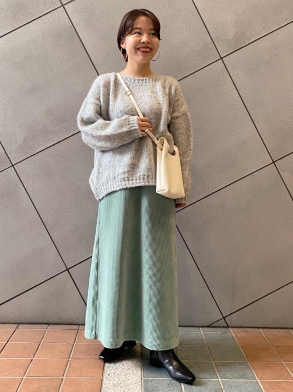 「スカート、リラックス、シューズ、👟バッグ、ニット/セーター、□骨格ストレート」｜「green label relaxingのスクエア ショートブーツ(3cmヒール) -撥水-（ブーツ、ブラック系）」を使った、tokioka_hさん（レディース・150cm）の秋コーディネートの1枚目の写真