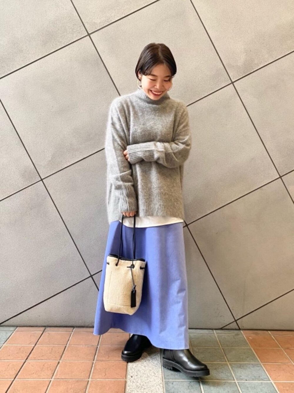 「スカート、シューズ、👟バッグ、ニット/セーター、□骨格ストレート」｜「green label relaxingのヘアリー ハイネック プルオーバー ニット（ニット/セーター、グレー系）」を使った、tokioka_hさん（レディース・150cm）の秋コーディネートの1枚目の写真