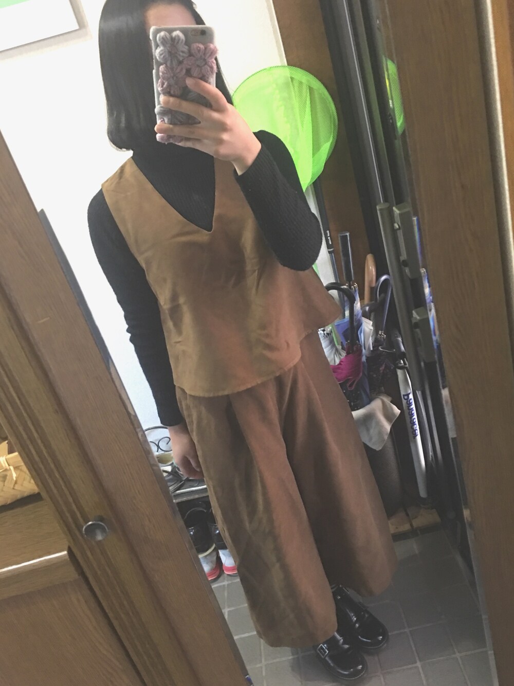 ブラウン系のその他トップス、ブラウン系のパンツ、ブラック系のトップスを着用したレディースの冬コーディネートの1枚目の写真