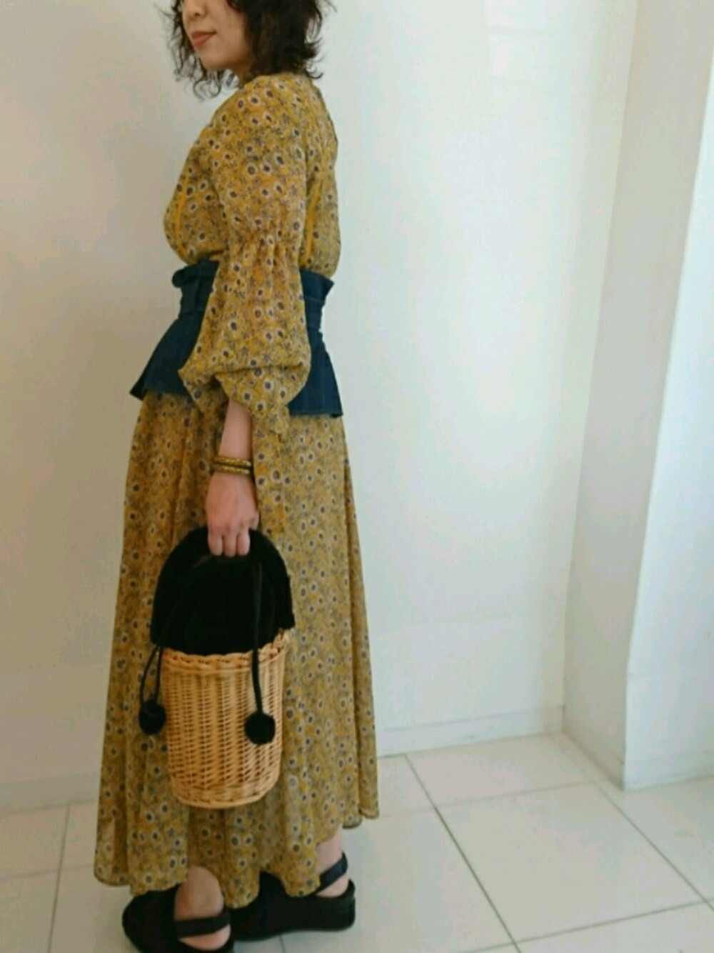「秋のコーデ、大人ガーリー、ワンピース、ヴィンテージ、コルセット、デニム、ファー小物、かごバッグ、校閲ガール、河野悦子」｜「w closetのコルセットベルト付きデニムパンツ（デニムパンツ、ブルー系）」を使った、🌺はまゆう。さん（レディース・160cm）の秋コーディネートの1枚目の写真