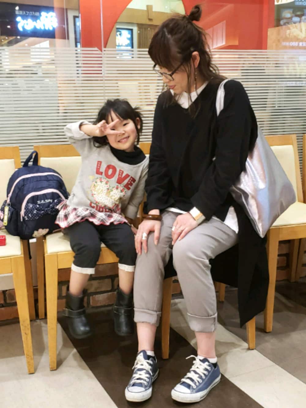 ブルー系のスニーカー、シルバー系のトートバッグ、ブラック系のTシャツ/カットソーを着用したレディースの春コーディネートの1枚目の写真