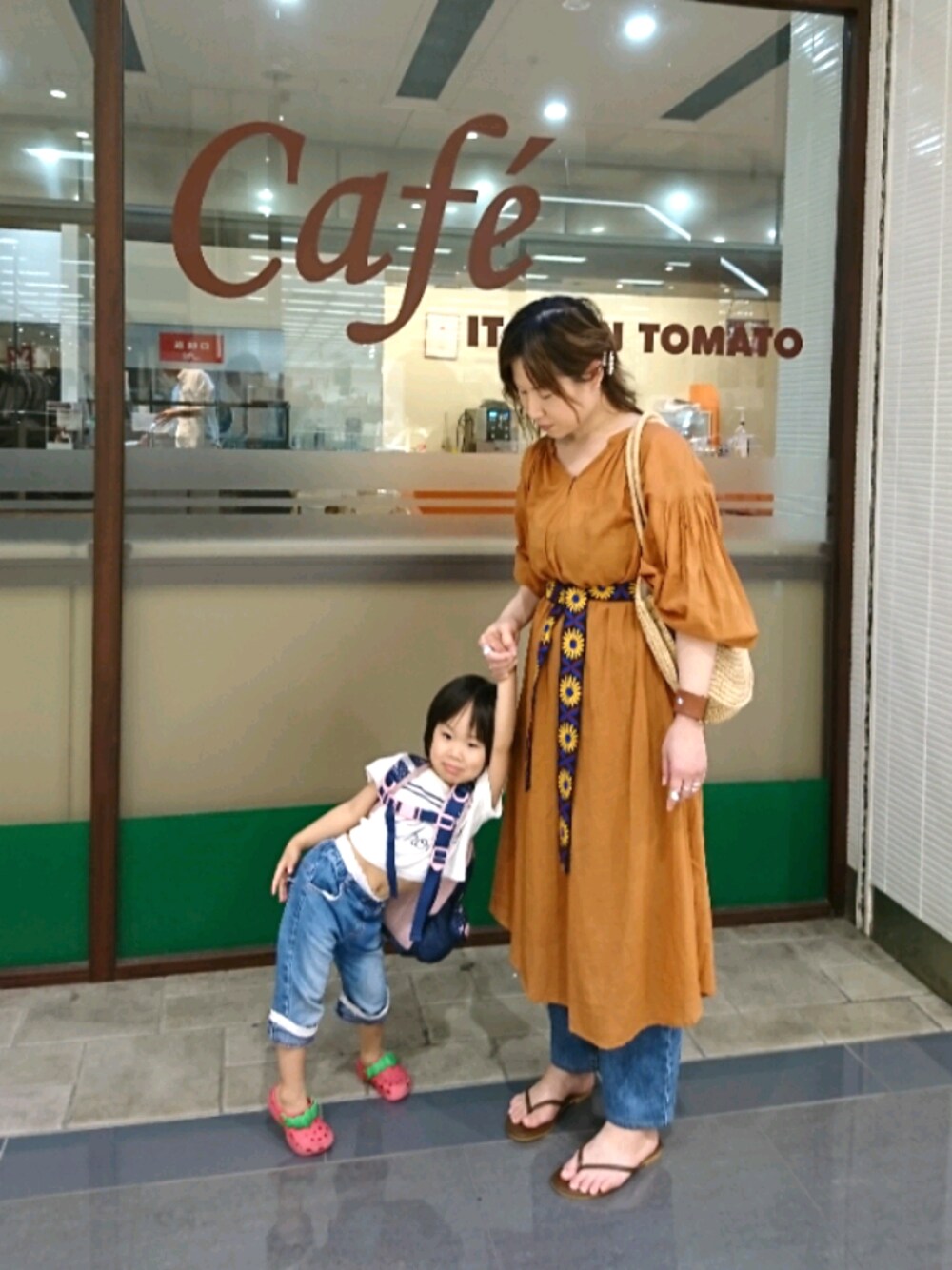 「秋のカフェオレコーデ、大人トレンドカジュアル、大人ガーリー、萌え袖、刺繍、シルバーアクセサリー、ママコーデ、サークルカゴバッグ、ビーサン、コックリカラー」｜「Mila Owenのアイテム（バングル/リストバンド、ゴールド系）」を使った、🌺はまゆう。さん（レディース・160cm）の秋コーディネートの1枚目の写真