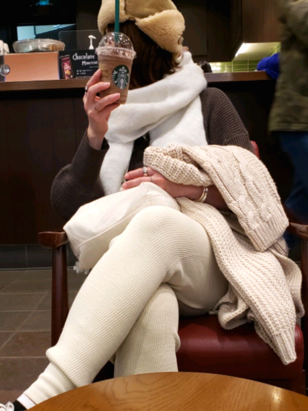 ホワイト系のその他パンツ、ブラウン系のTシャツ/カットソー、レッド系のトートバッグを着用したレディースの冬コーディネートの1枚目の写真