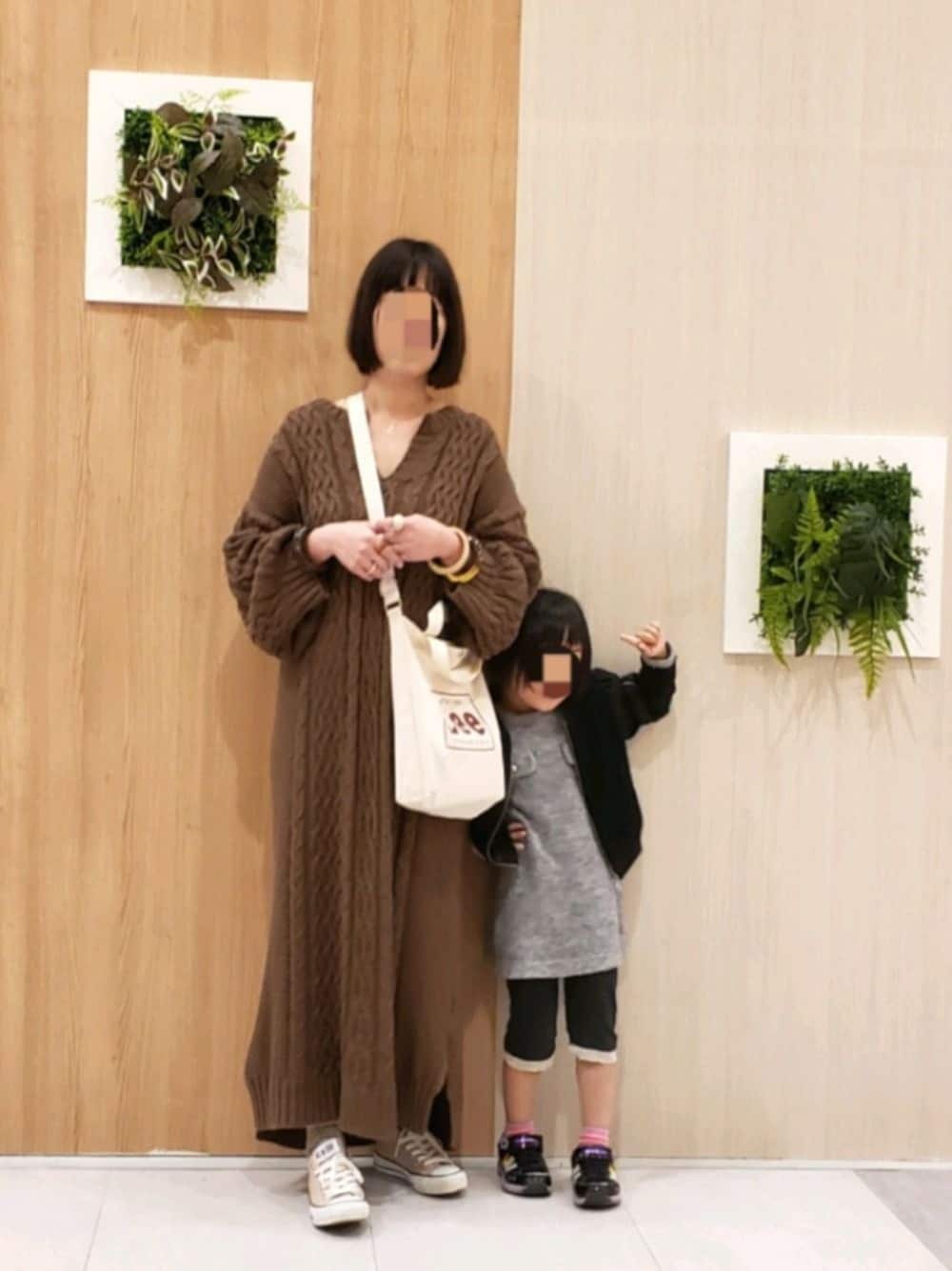 「ケーブルニット、ボリューム袖、シンプル、ロゴトート、ブラウン色に染まれ、キーネック、ブラウン、ワントーンコーデ、ママコーデ、ボブ」｜「CONVERSEのCONVERSE コンバース CVS AS COLORS OX キャンバスオールスターカラーズオックス 32860669 BEIGE（スニーカー、ベージュ系）」を使った、🌺はまゆう。さん（レディース・160cm）の冬コーディネートの1枚目の写真