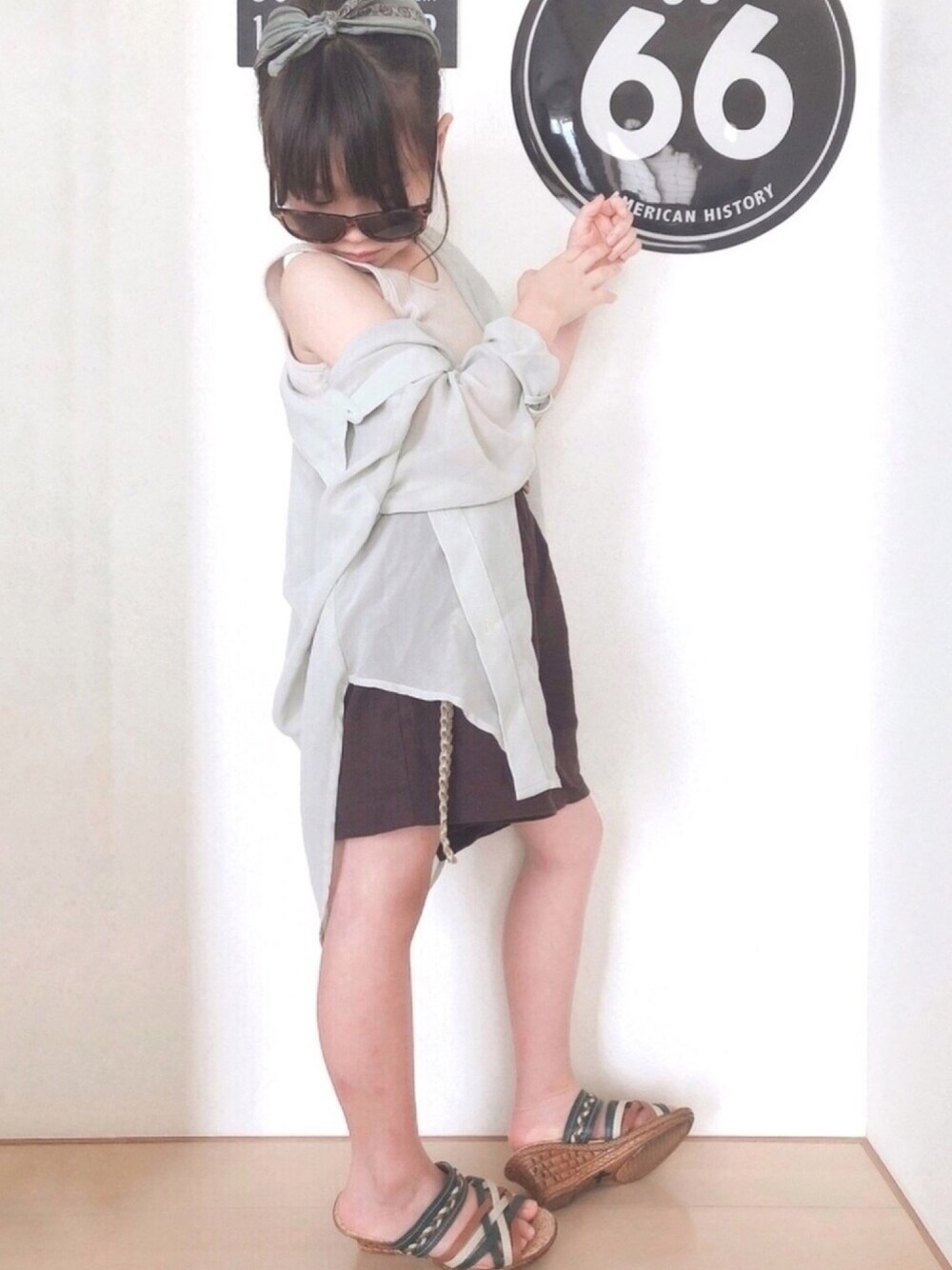 グリーン系のシャツ/ブラウス、ブラウン系のその他パンツ、ベージュ系のタンクトップを着用したキッズの夏コーディネートの1枚目の写真